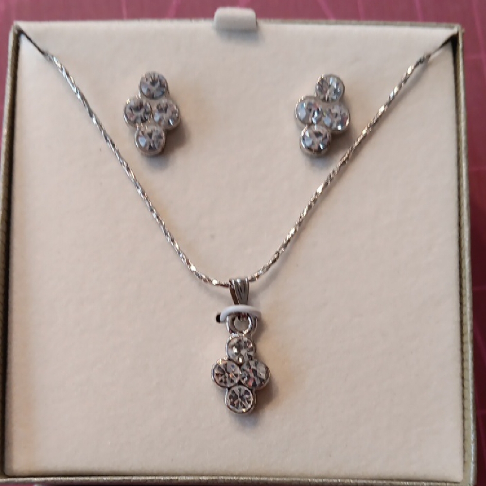 Dainty Silver Necklace with Sparkling Cluster Pendant
